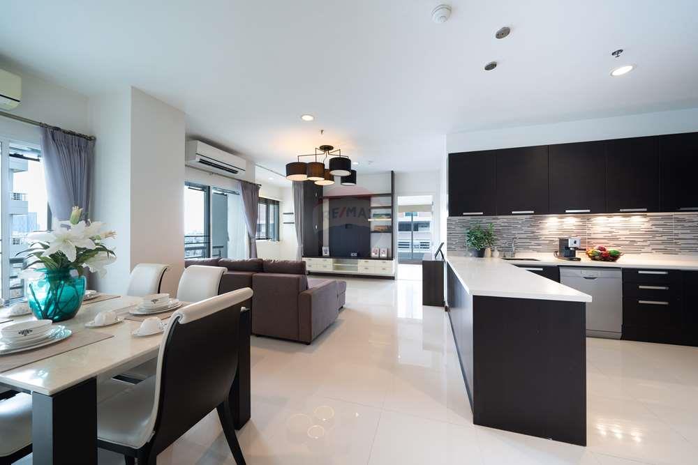 Spacious living room in Diamond Tower Bang Rak