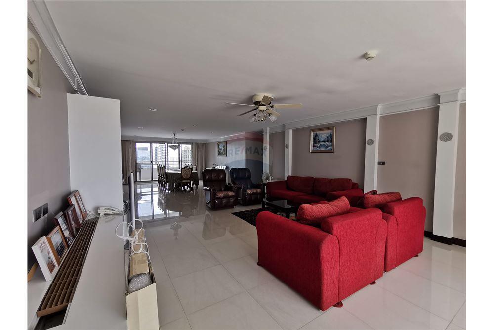 Condo on Sukhumvit Road Regent on the Park 1 for Sale and Rent