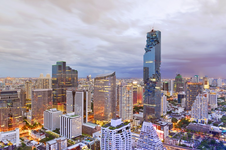 Spacious apartment for sale in The Room Sukhumvit 21 Watthana