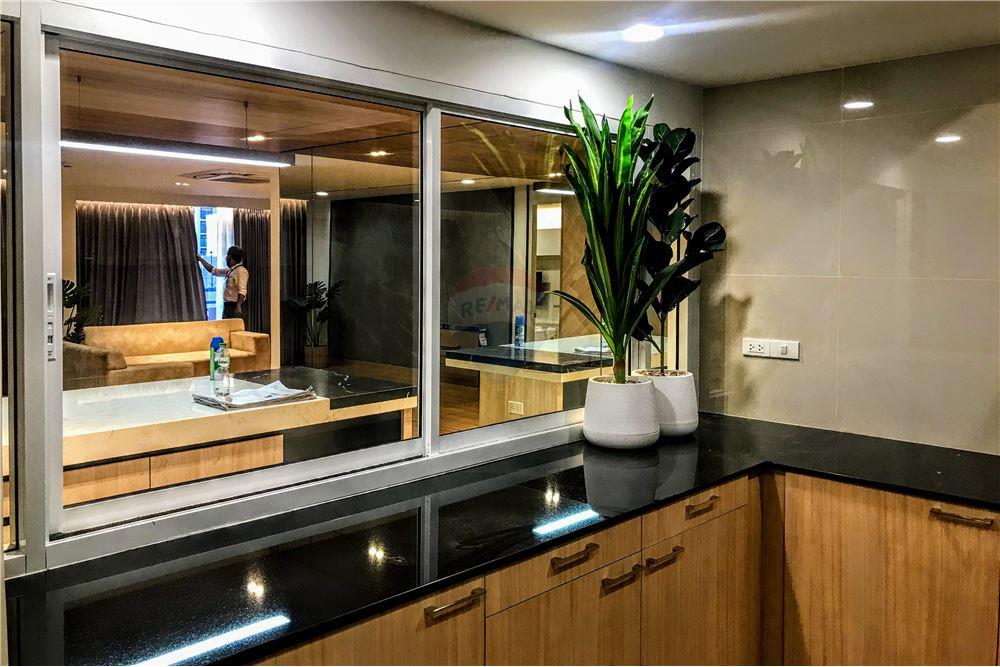 Condo Acadamia Grand Tower for Sale and Rent