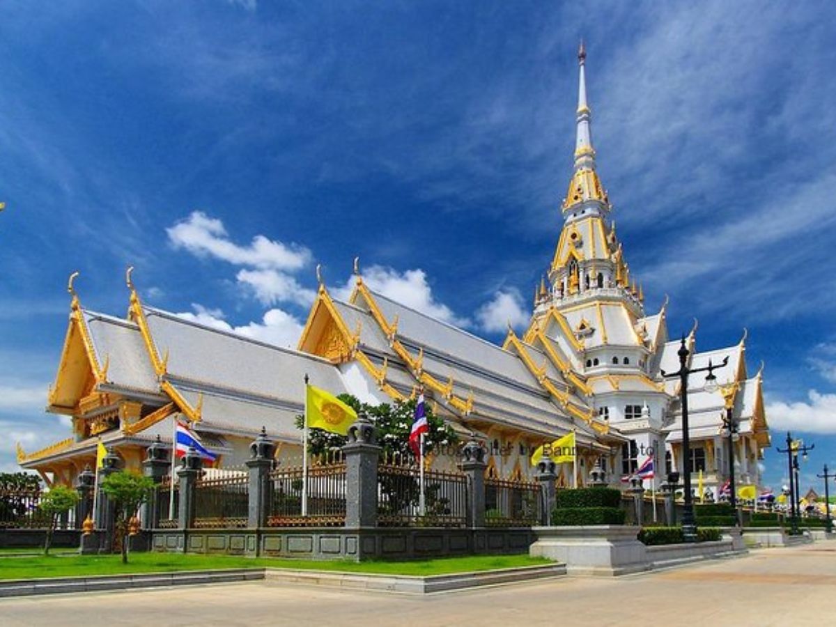 วิถีชีวิตริมแม่น้ำบางปะกง ทั้งการตกปลา พายเรือ และพักผ่อนในบรรยากาศสงบ
